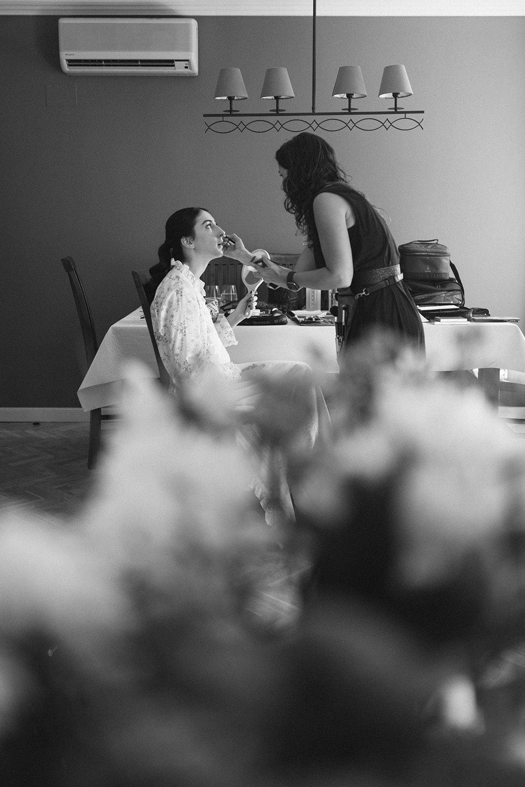 Isa Carrera maquillando a una novia, retrato en blanco y negro